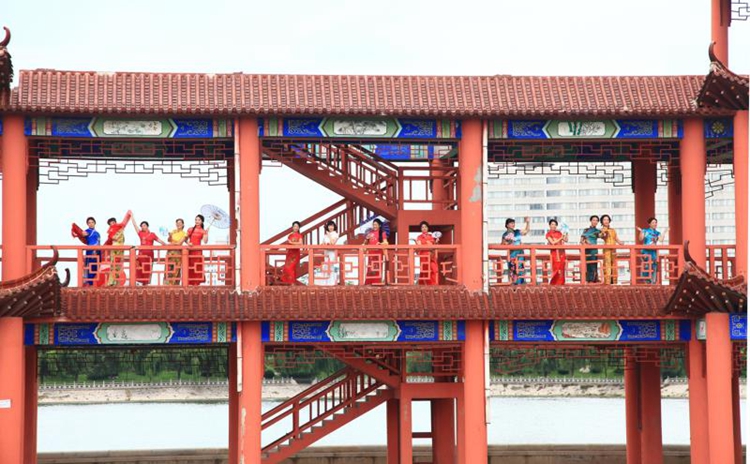 亓苏峰《旗袍风采》 二等.jpg