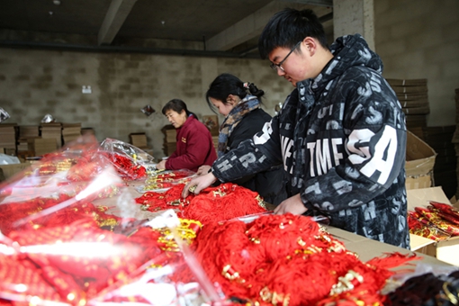 Red strings in Linyi weave prosperity