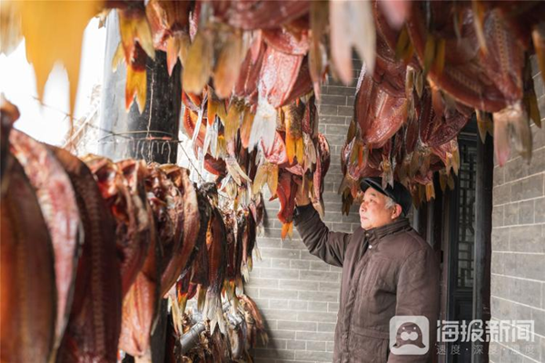 Celebrate Spring Festival in ancient town at Weishan Lake