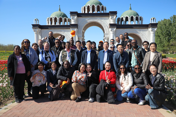 Overseas visitors go to Dongying on fact-finding trip